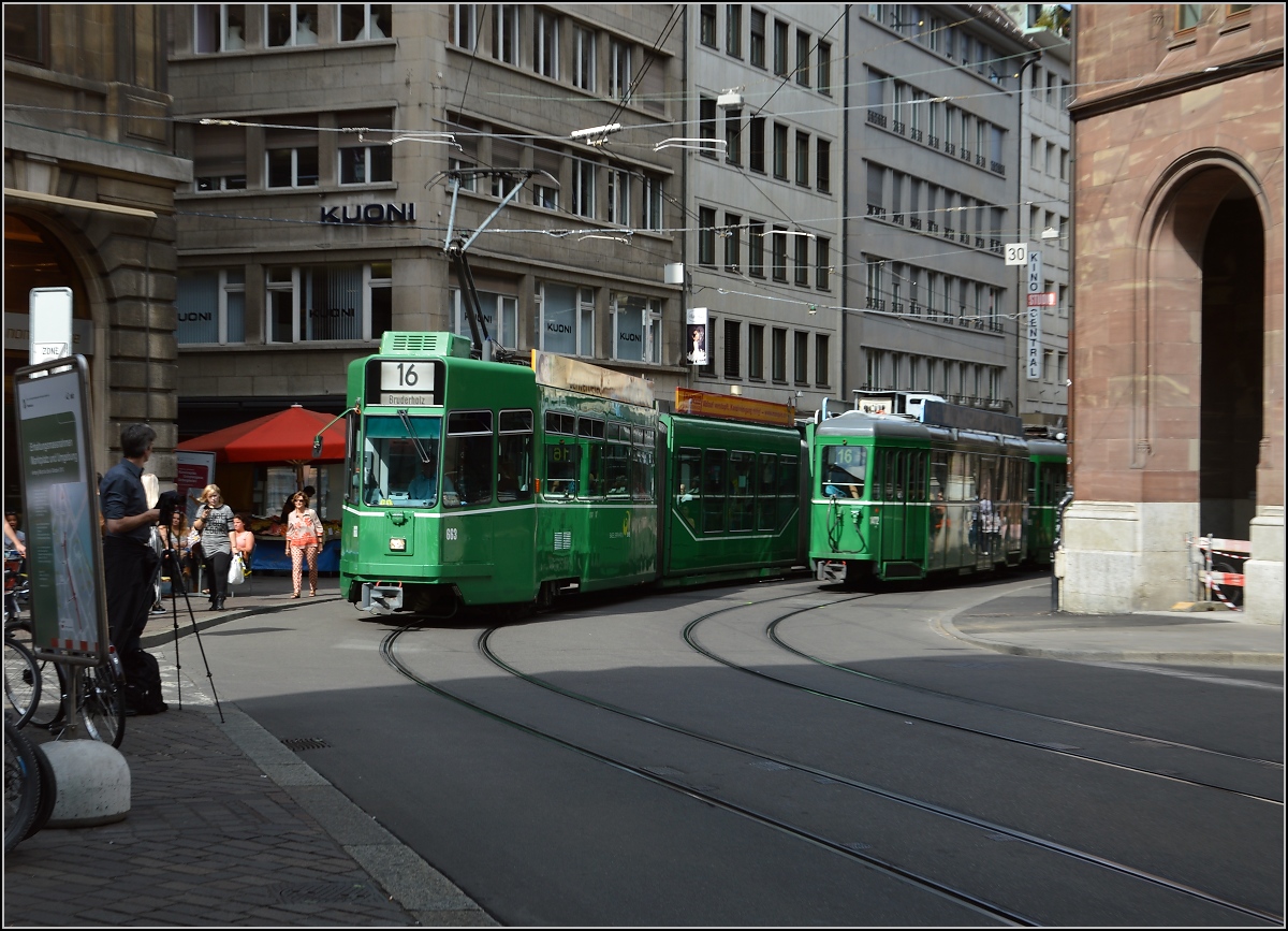 Cornichon Be 4/4 653 noch in der Nähe des Basler Rathauses. September 2015.