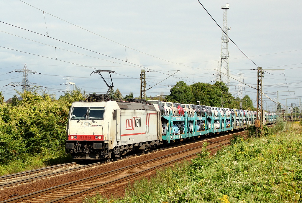 Crossrail 185 580-8 mit dem Fiat-Autozug bei der Durchfahrt in Ahlten. 01.09.2012