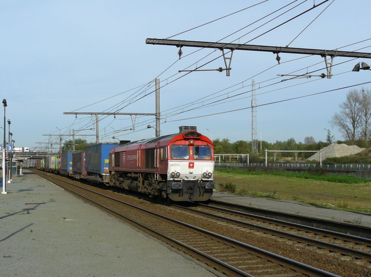 Crossrail Diesellok Class 66 DE 6314 Gleis 4 Antwerpen Noorderdokken 31-10-2014.

Crossrail dieselloc Class 66 DE 6314 spoor 4 Antwerpen Noorderdokken 31-10-2014.