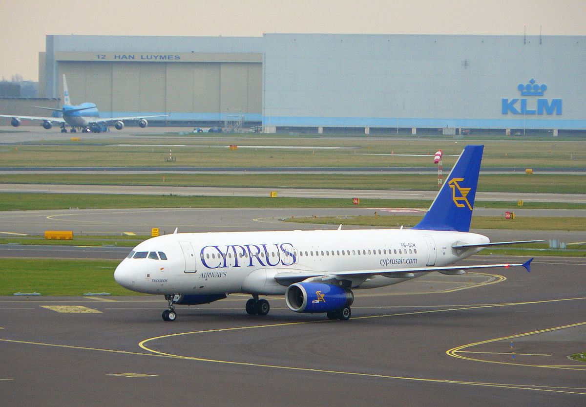 Cyprus Airways Airbus A320-232 geregistreerd als 5B-DCM en genaamd Troodos. Eerste vlucht van dit vliegtuig 01-12-2004. Schiphol, Amsterdam 19-01-2014.