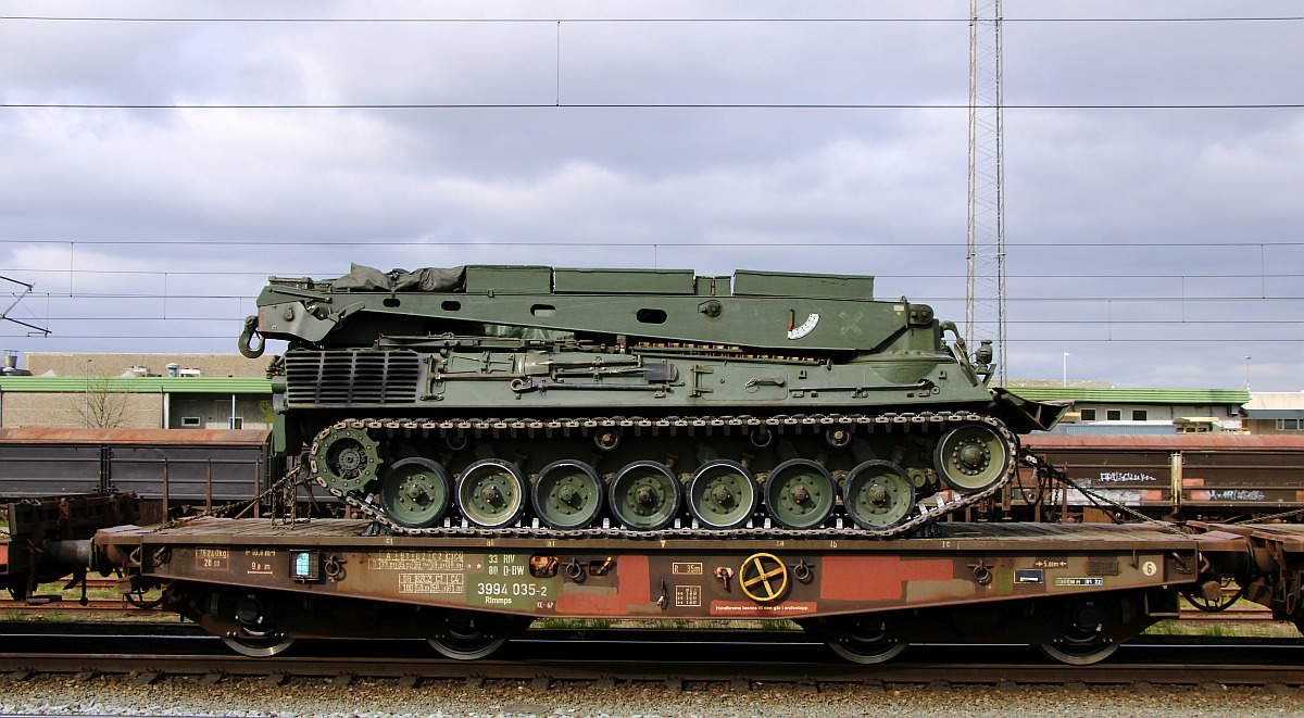 D-BW 33 80 3994 035-2 Gattung Rlmmps beladen mit einem Leopard 1 Bergepanzer. Pattburg/DK 29.04.2022