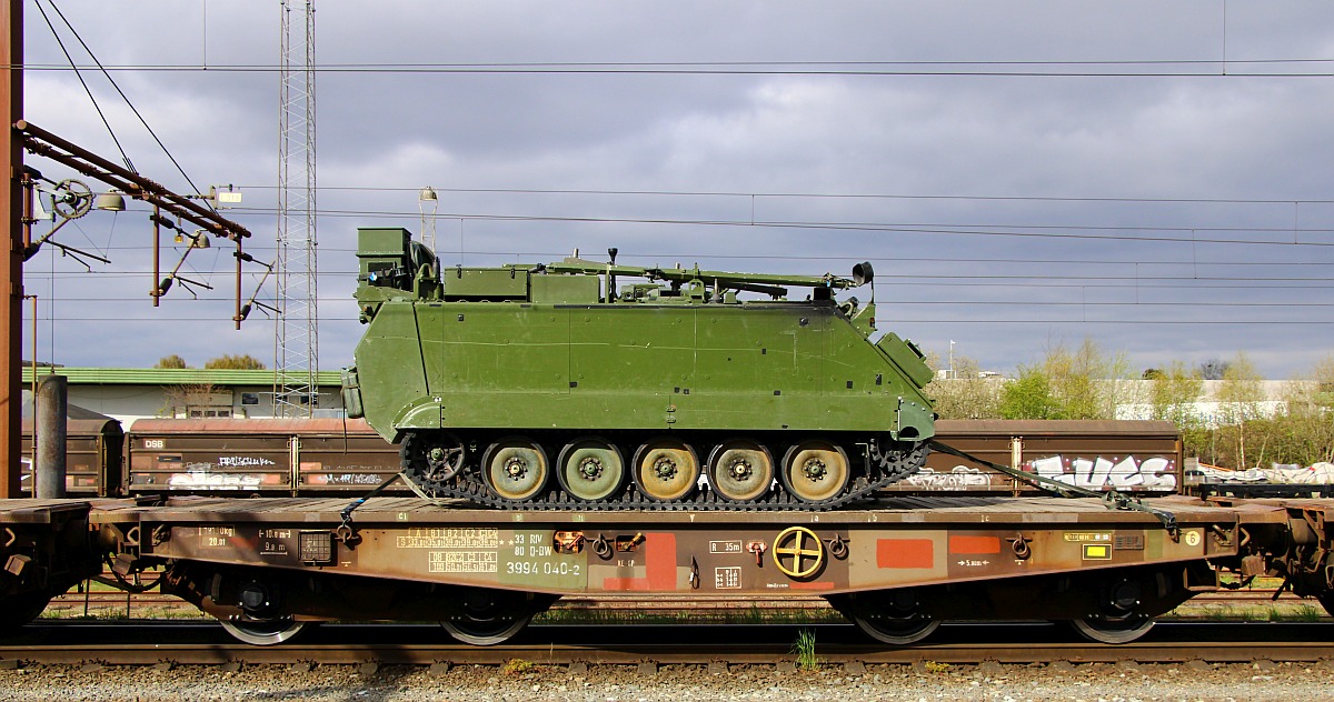 D-BW 33 80 3994 040-2 Gattung Rlmmps beladen mit einem MTW/Mannschaftstransportwagen. Pattburg/DK 29.04.2022