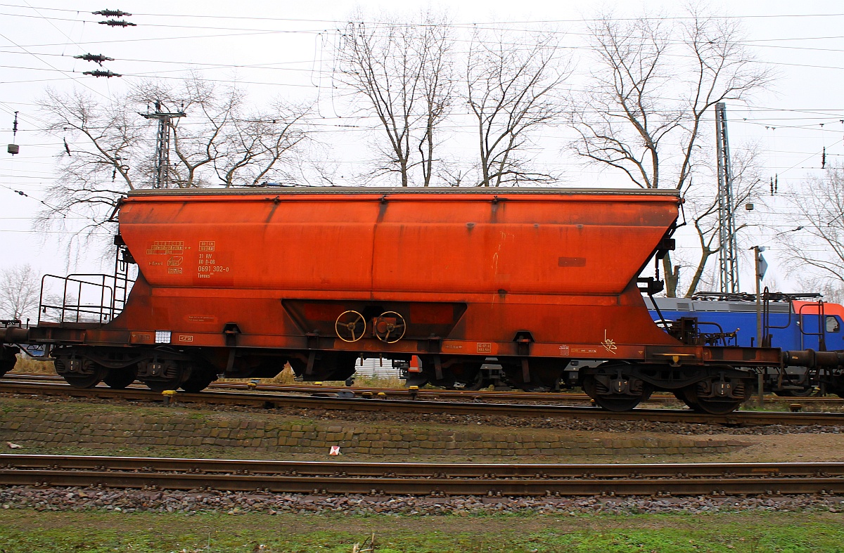 D-DB 31 80 0691 302-0 Gattung Tanoos 896, gedeckter Schttgutwagen mit schlagartiger Schwerkraft-Mittenentladung, mechanischem Klappenverschlusssystem und vier Radstzen. Hamburg Hohe Schaar 29.11.2014