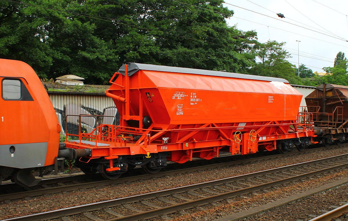 D-DB 31 80 0695 661-5 Gattung Taoos-z 894.3, vierachsiger Selbstentladewagen. HH-Harburg 02.07.2016