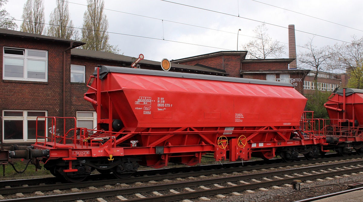 D-DB 31 80 0695 679-7, Gattung Taoos-z 894.1, gedeckter Schttgutwagen mit schlagartiger Schwerkraft-Mittenentladung, mechanischem Klappenverschlusssystem und vier Radstzen. HH-Harburg 02.05.21