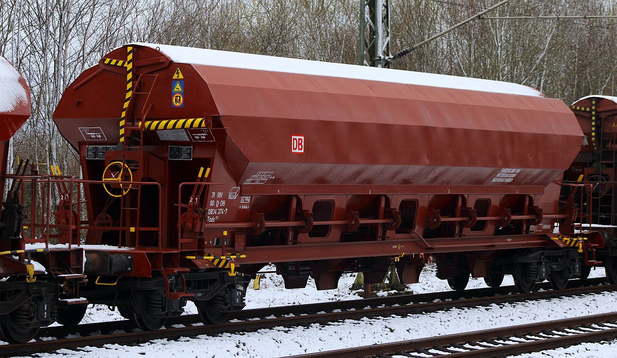 D-DB 31 80 0834 374-7 Gattung Tads 957, vierachsiger Selbstentladewagen. Jbek 31.03.2022