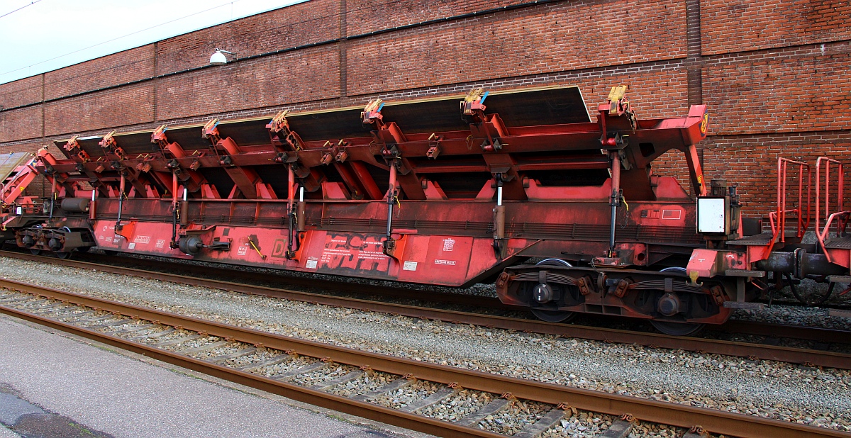 D-DB 31 80 4726 143-9 Gattung Slps-u725 (Drehgestellflachwagen mit vier Radsätzen für den Transport von Großblechen), Pattburg/DK 04.02.2023