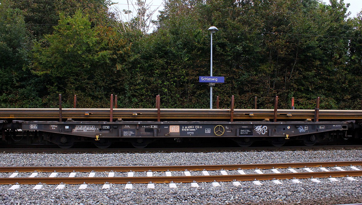 D-DB 31 80 4863 159-8 Gattung Samms 710. Langschienentransport (120m Stck) fr die Gleisbauarbeiten in Schleswig, dazu eingesetzt wurden Drehgestellflachwagen mit sechs Radstzen, mit Rungen, Stirnwandklappen und klappbaren Ladeschwellen, jedoch ohne Seitenwandklappen. Schleswig 13.10.2015