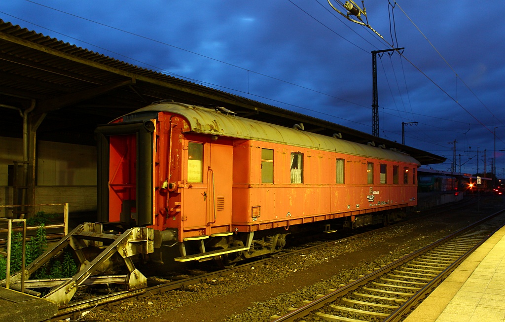 D-DB 60 80 99-11 129-6 Wohn-Schlafwagen 420 ex AByse 618, ex DB Notfalltechnikwagen. Karlsruher Hbf. 01.06.12