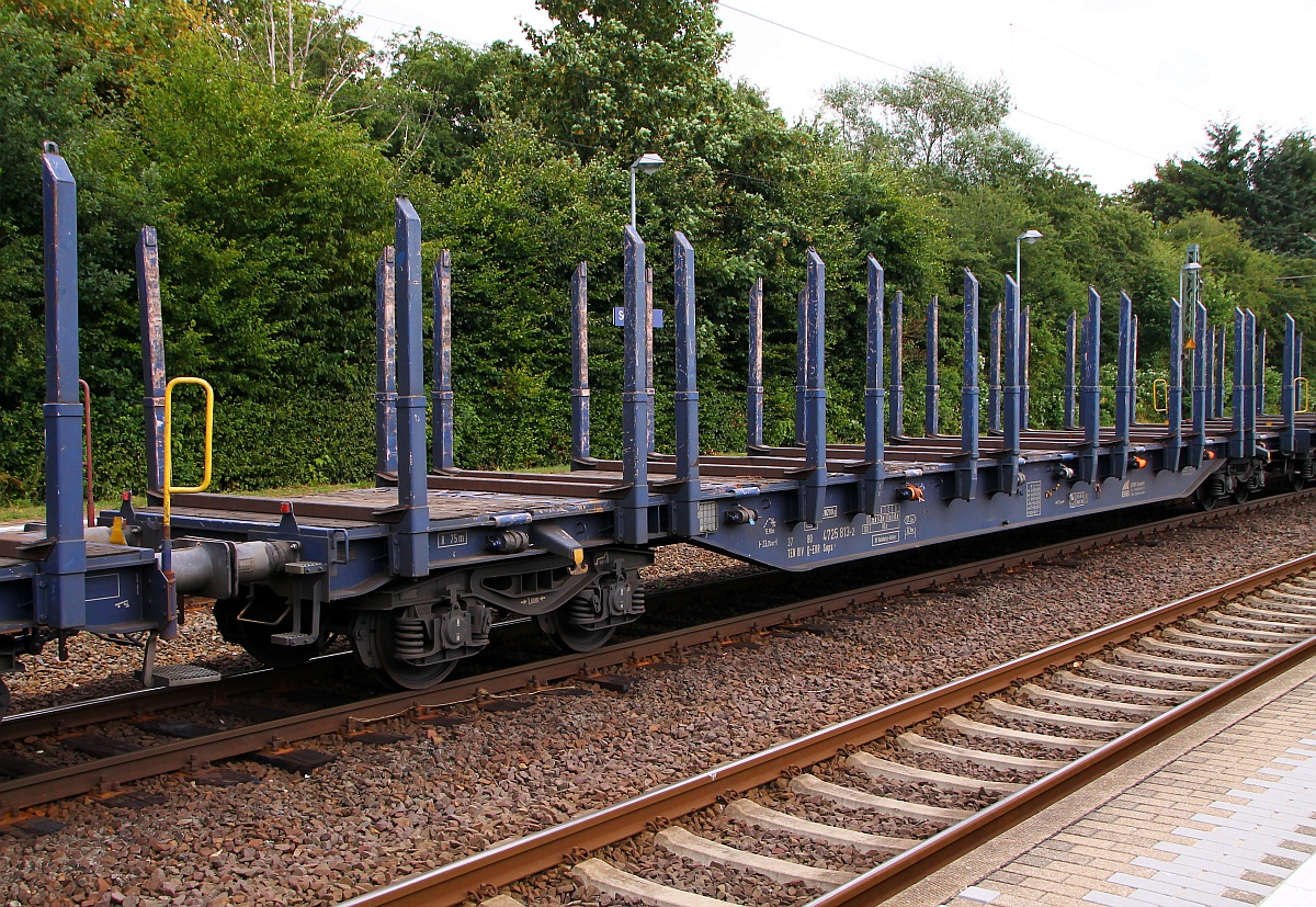 D-ERR 37 80 4725 813-2 Gattung Snps 5. Drehgestellflachwagen mit Niederbindeeinrichtungen der Gattung S hier die Variante Snps5 eingestellt bei der ERR in Duisburg, eingesetzt vornehmlich bei der Befrderung von Rohren, Stamm- und Schnittholz. Der Drehgestell-Flachwagen wurde speziell fr den Transport von Rohren, Profilstahl und Flachstahlprodukten entwickelt und zeichnet sich durch hohe Ladekapazitt und optimierte Ladesicherung aus. Das Ladegut wird durch Rungen mit Schichtholzleisten und Kunststoffspitzen geschont. Die Lngsseiten sind jeweils mit 8 besonders breiten und belastbaren Rungen ausgerstet, die mit dem Untergestell fest verbunden sind. Zur Verzurrung des Ladegutes ist jedes Rungenpaar mit einer Niederbindeeinrichtung versehen, die von einer Person bedient werden kann. Schleswig 31.07.2014