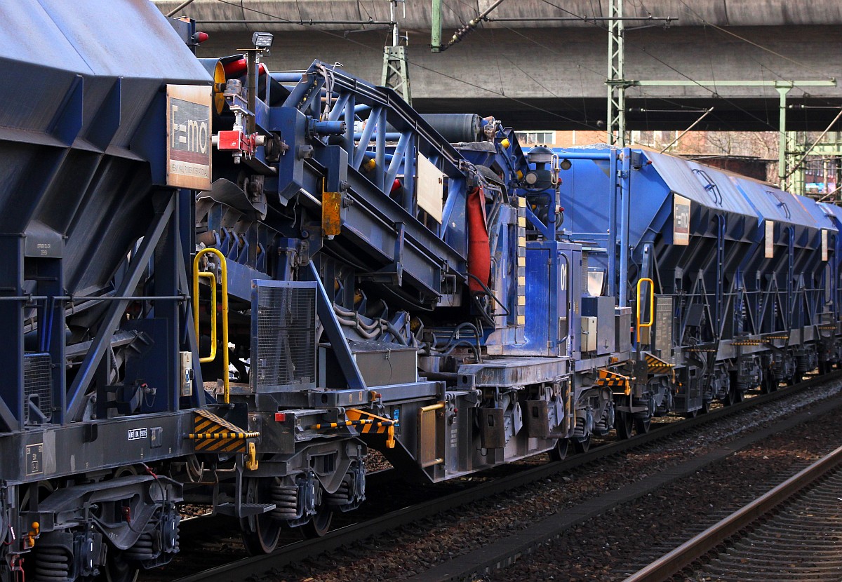 D-HHPI 37 80 4557 997-6 Gattung Sgns. Be-und Entladeeinrichtung des HHPI Baustoffzuges montiert auf einem Vierachsigen Drehgestell-Flachwagen aufgenommen am 01.04.2015 in Hamburg-Harburg.