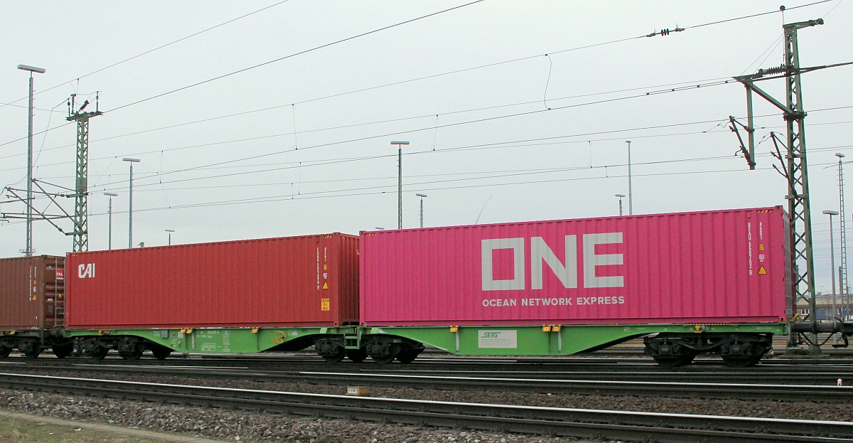 D-SRA 37 80 4960 807-8 Gattung Sggrs der SETG beladen mit nem CAI und ONE Container. Hamburg-Waltershof 29.01.2021