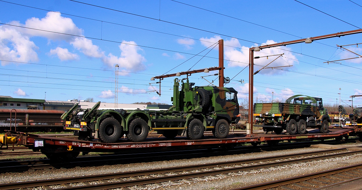 D-TWA 23 80 4313 402-8 Gattung Laads 800 B beladen mit zwei LKW der französischen Armee, Pattburg/DK 03.04.2023