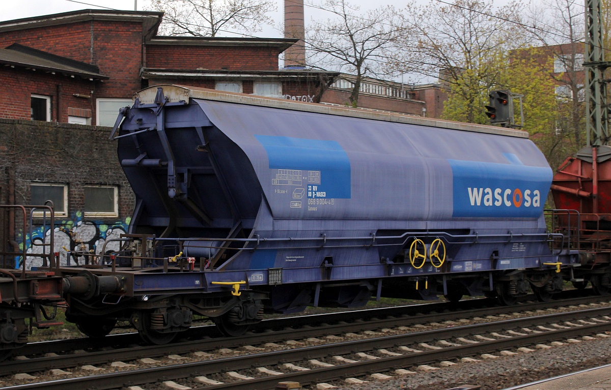 D-WASCO 33 80 0689 004-4, Gattung Tanoos, gedeckter Schttgutwagen mit schlagartiger Schwerkraft-Mittenentladung, mechanischem Klappenverschlusssystem und vier Radstzen. HH-Harburg 02.05.21