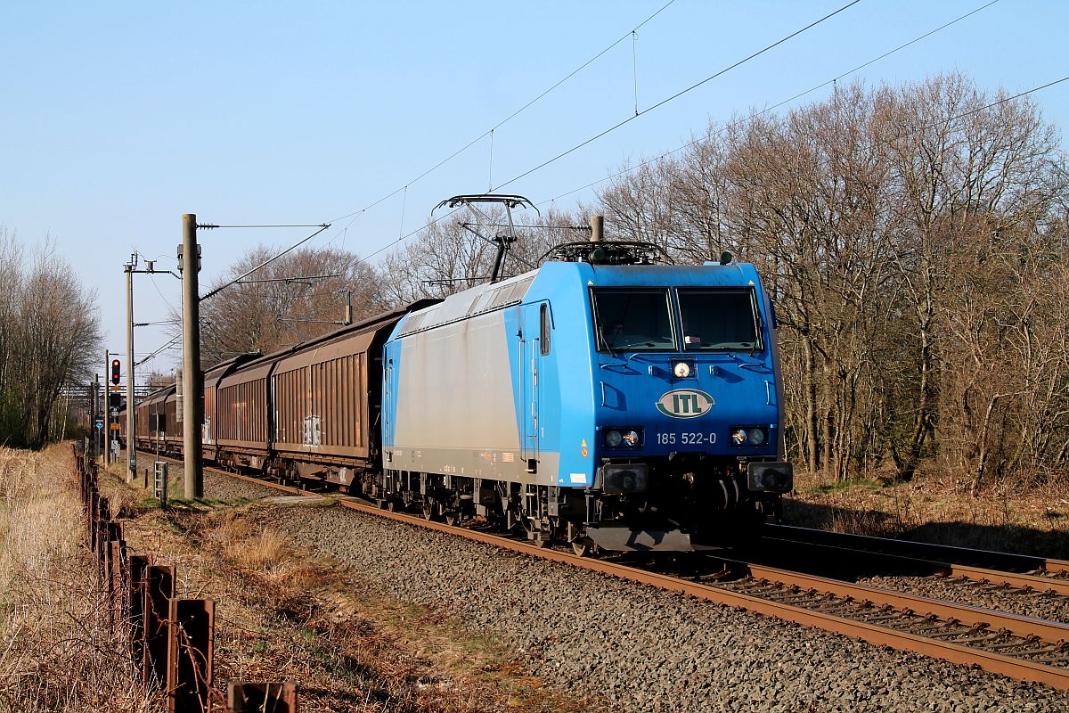 Da der Bahnhof Pattburg/Padborg wegen der Grenzschlieung derzeit fr mich unerreichbar ist, mu ich sdlich der Grenze bleiben. An einem Feldwegbergang konnte ich am 06.04.2020 die ITL 185 522 mit einem Schiebewandwagenzug aufnehmen. Links neben dem Zug sieht man das Einfahrtsignal des Bahnhofs Pattburg 