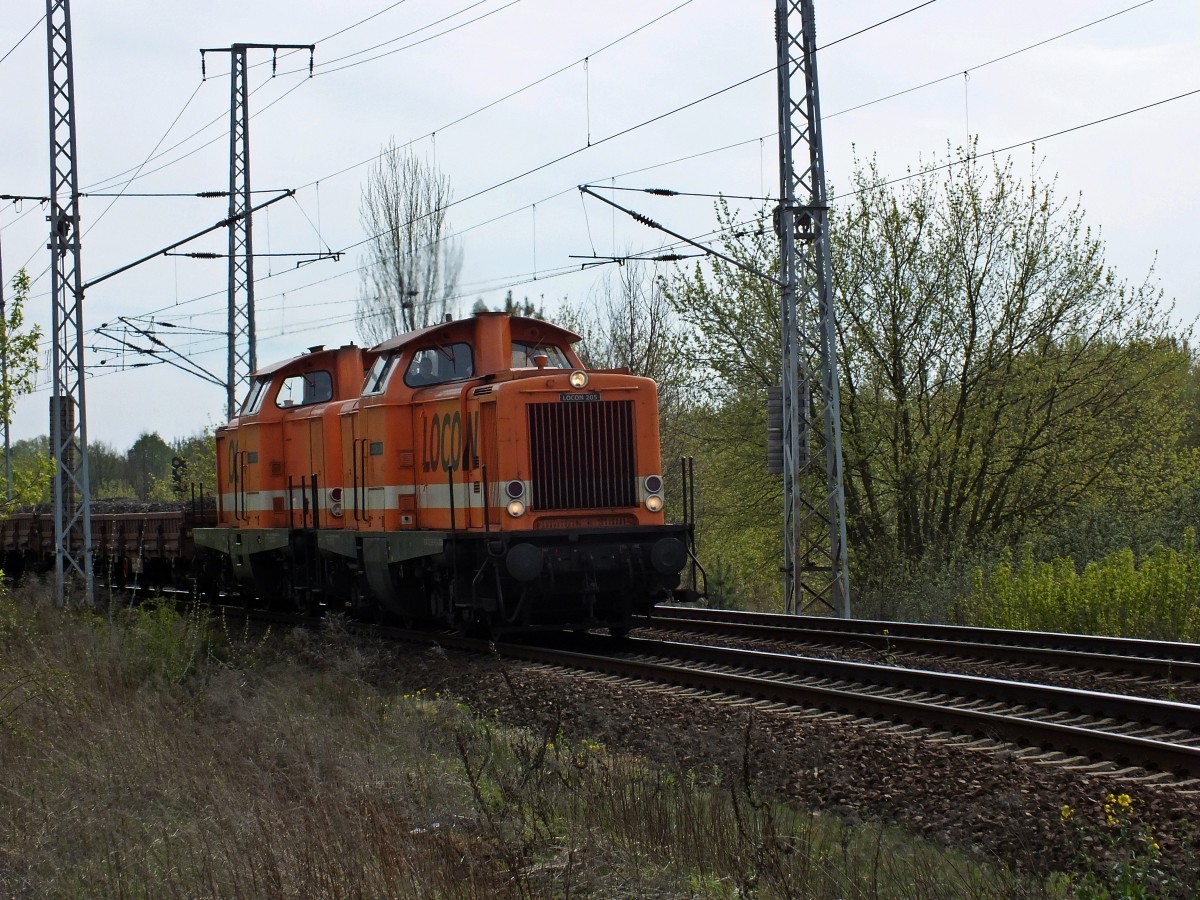 Da es sich zunehmend zuzog, werden jetzt auch die Gegenlichtfotos ansehnlicher: Locon 205 und 207 (212 263 & 212 358) fahren mit einem Schotterzug fr eine der zahlreichen Bahnbaustellen in und um Berlin nordwrts.