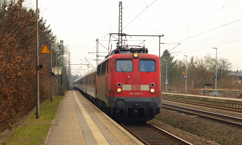 Da kam er noch Vormittags...E10 205/115 205-7 mit dem CNL 472 aus Basel bei der Durchfahrt in Schleswig. 13.03.2011