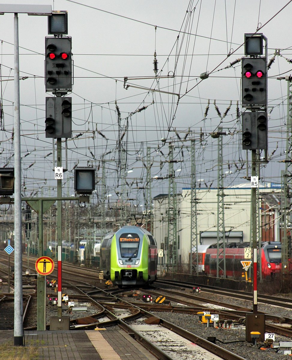 Da kommt der 2.Teil für den RE7 nach Hamburg.....DB/NAH.SH 445 038 hat als RE7 aus Kiel kommend Einfahrt in Neumünster 25.02.2020 I