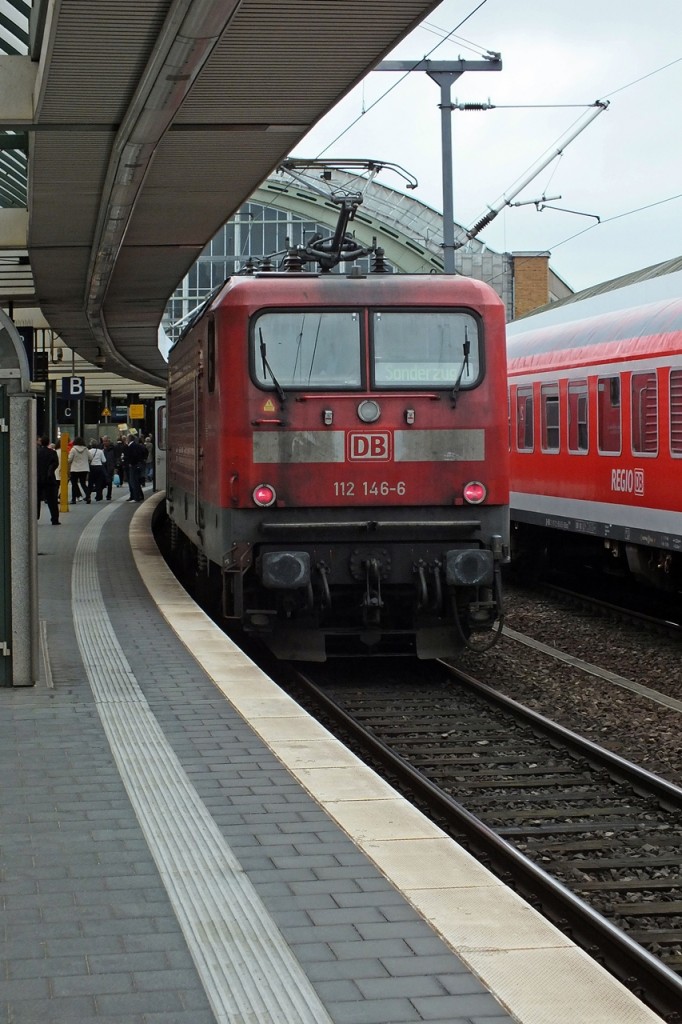 Da kommt man mal etwas frher am Bahnhof an um noch ein bisschen in der Bahnhofsbcherei in Zeitschriften zu schmckern - Und schon herrscht Ausnahmezustand am Berliner Ostbahnhof. Am 15.5.14 wurden Kreuzfahrer auf Landgang aus Warnemnde mit zwei Sonderzgen und insgesamt etwa 25 Wagen nach Berlin gefahren und danach in (mindestens) 14 Stadtrundfahrtbusse umgeladen. Die Kieler 112 146 hatte die Aufgabe, den zweiten Sonderzug aus Warnemnde nach Berlin zu bringen, hier unmittelbar nach der Ankunft um 10:54 Uhr.