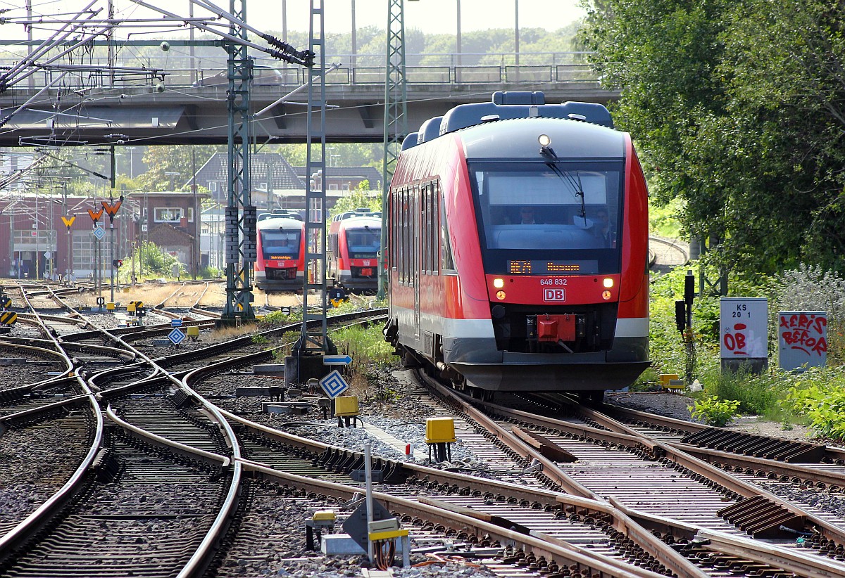 Da kommt der Zug der mich nach Hause bringt...0648 332/832 kommt hier aus Eckernförde und wird gleich als RE 74 nach Husum Kiel wieder verlassen. 05.09.2015