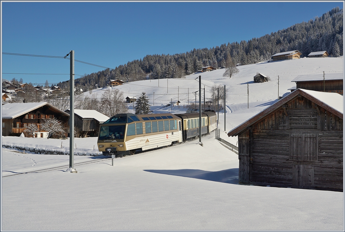 Da die MOB Belle-Epoque Wagen (wie im Fahrplan vorgesehen) für den Einsatz zwischen den Alpina-Zügen vorbereiten, verkehrt der  Belle-Epoque  Zug mit einer zeitweise wechselnden Komposition, aber immerhin weiterhin mit einem Belle-Epoque Wagen.
Die beiden Bilder zeigen den Zug zwischen Schönried und Gstaad.
13. Feb. 2018