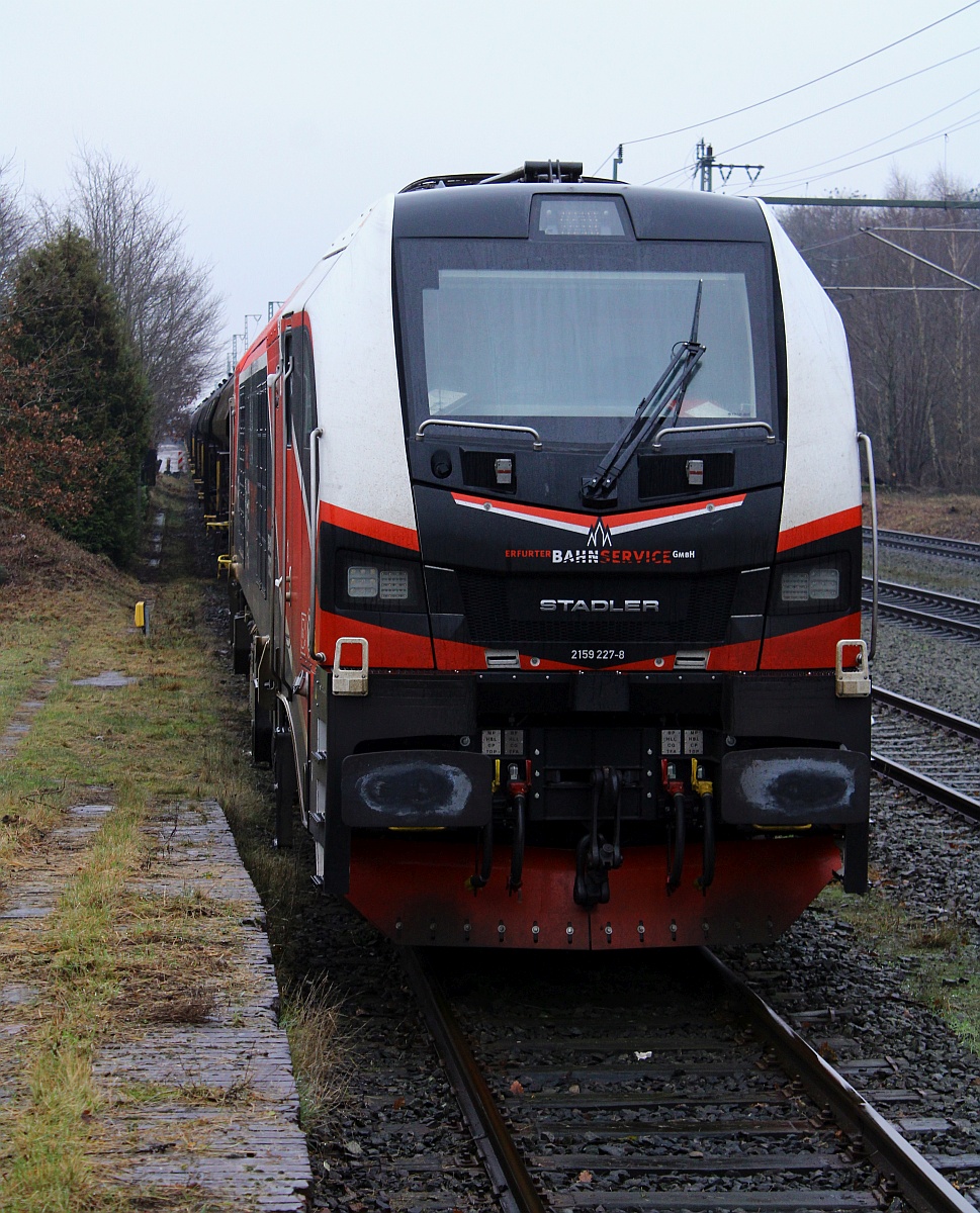 Da sie am heutigen morgen noch immer in Jübek stand habe ich schnell nochmal ein paar Aufnahmen vom Stadler Kraftprotz gemacht....EBS 2159 227-8 in Jübek. 07.01.2022