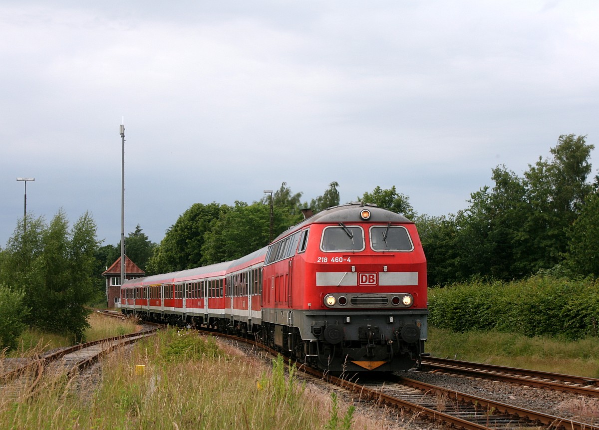 Da sie während der Kieler Woche nicht zwischen Kiel und Husum zum Einsatz kam und ich sie so nicht festhalten konnte hat mir unser  Foto-Opa  Detlef Schikorr eine Aufnahme der 1218 460-4 mit ihrem N-Wagenpark zur Verfügung gestellt. Hier hat der Zug Einfahrt in den Bhf Süderbrarup auf der Strecke Flensburg-Kiel. 28.06.2015