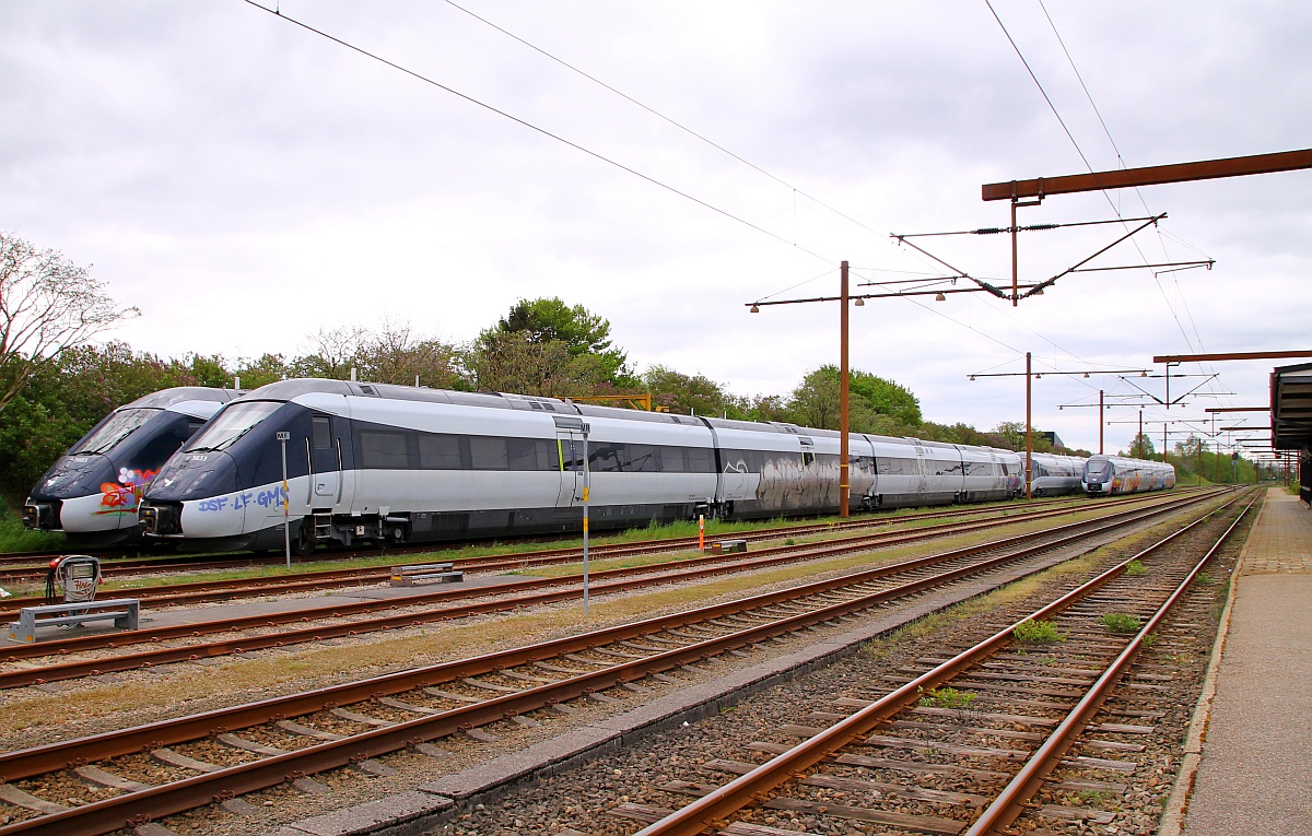 Da stehen sie einige der Millionenteuren Pleitezüge aus Italien im Bahnhof von Tinglev und dienen leider so manch wenig kreativen Geist als Animation zum beschmieren...DSB IC4 56/5833,80,83 und ganz hinten der bunteste die 23(alter Bekannter aus Aarhuser Zeiten)dazu noch ein hier nicht sichtbarer IC2(IC4-Zweiteiler)mit der Nummer MP 5714/FP 6714(95 86 000 5714-7 und 95 86 000 6714-6 DK-DSB). Tinglev 05.04.2014