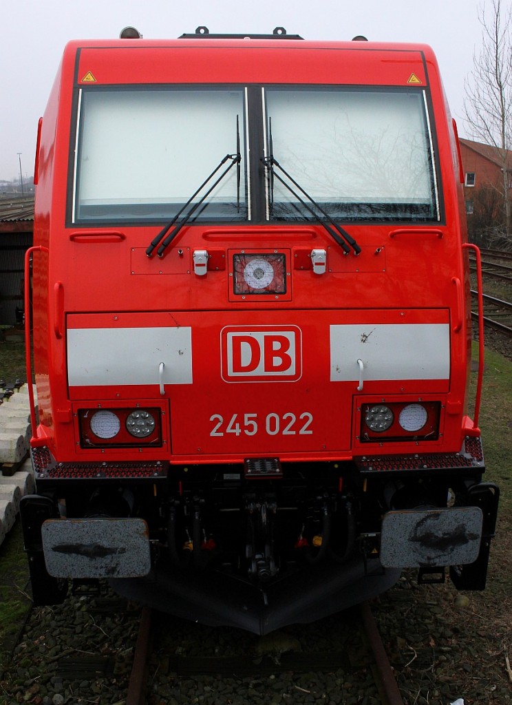 Da vermisst man doch die guten alten E10 E40 E41 und E50 Loks wenn man sieht das egal ob elektrisch mit einem oder so wie hier die 1245 022 mit vier Motoren oder mit beiden Systemen die Loks doch alle gleich aussehen...gäähhhnnn...Niebüll 19.12.2015