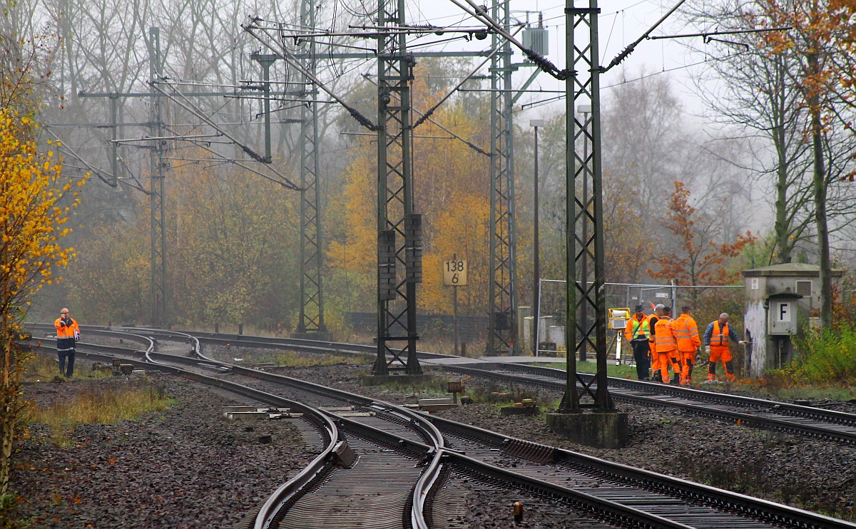 Da war er mal...zweidrittel des ehemaligen Bü Karpfenteich am Bhf Schleswig sind weg jetzt allerdings leiden die gut 15 Jahre lang in Teer eingeschlossenen Schienen und Schwellen an der  frischen Luft  so das am Sonntag hier neue Schwellen und Schienen eingesetzt werden sollen. Ebenso sind sämtliche Kontakte und Anschlüsse für die Überwachung im Stellwerk bereits ausgebaut und inkl der Kabel entfernt worden. Schleswig 13.11.2014