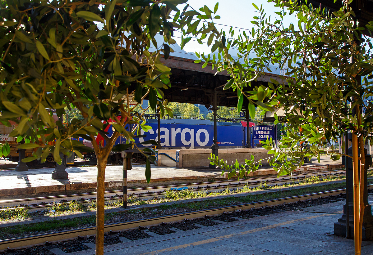 Da wo man den Caffè espresso einfach nur sehr gerne genießt....
Eine Bahnhofsimpression im Bahnhof Domodossola am 16.09.2017.

Etwas verdeckt die SBB Cargo Re 484 003 / E 484.003 SR (91 85 4484 003-9 CH-SBBC, ex 91 83 2484 003-5 I-SBBC) mit einem ChemOil Schüttgutwagenzug.
