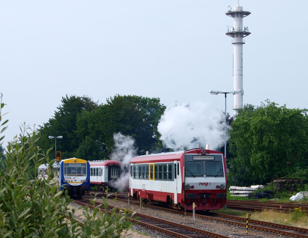 Dampf ablassen bei der neg....hinter dem Jenbacher T4/627 103-4 versteckte sich die 78 468 die zu Gast in Niebüll(Niebüller Dampftage)weilte. Niebüll 31.07.2010