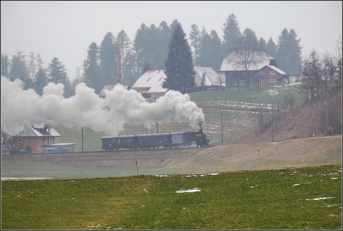 Dampflok Ed 3/4 Nr. 2 der Solothurn-Münster-Bahn bei Gammenthal. Betreut wird die Lok durch den Verein historische Emmentalbahn. Mit im Gepäck hat sie zwei vierachsige Leichtstahlplattformwagen und einen K2. Februar 2018.