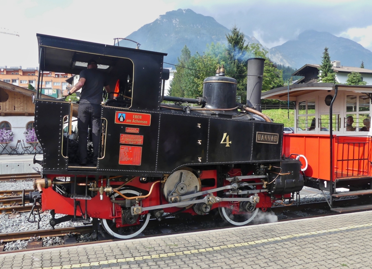 Damplok 4 der Achenseebahn; “HANNAH“, wird in krze den Bahnhof von Jenbach in Richtung Achensee verlassen. 08.2024