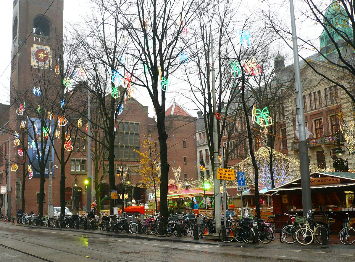Damrak, Amsterdam 04-12-2013.

Bomen met Sinterklaaskado's Damrak, Amsterdam 04-12-2013.