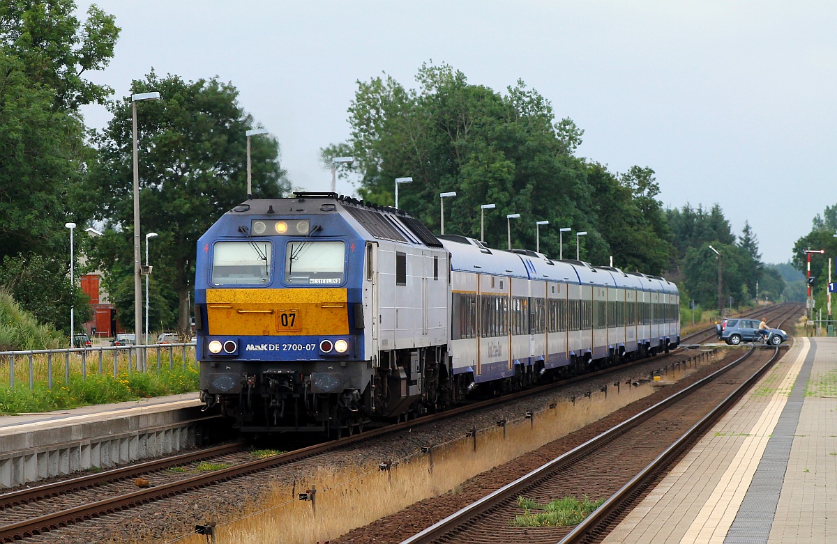 Dank eines freundlichen Rollo-Ziehers passt hier das Gesamtbild nahezu perfekt....MaK DE2700-08/ 251 008-9 mit einer NOB nach Westerland beim Halt in Schleswig. 31.07.2014