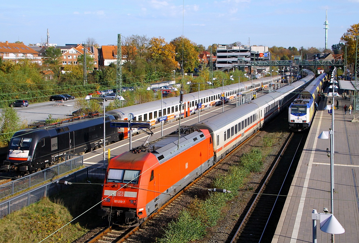 Dank einiger Umleitungen volles Haus in Buchholz...MRCE/Veolia 6 182 534 mit HKX nach Köln DB 6 101 010-7 mit einem IC nach Hamburg und ME 6 146 538-3 mit einer ME nach Hamburg alle zusammen festgehalten im Bhf von Buchholz in der Nordheide. 01.11.2014