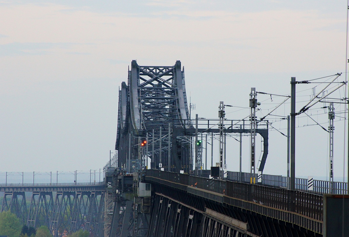 Dank der sich noch im Einsatz befindlichen N-Wagen kann man immer mal wieder einen exklusiven Blick auf die Rendsburger Hochbrücke werfen. Rendsburg 09.05.2015