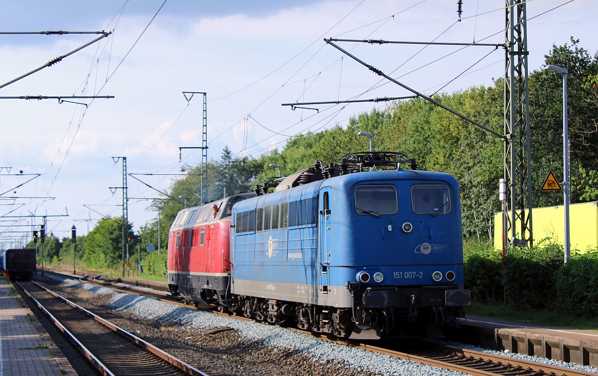 Dann wurden die Loks umramgiert...151 007(REV/PLOK/30.04.14, Verl/EGP/30.04.22) geschoben von der 221 145 im Bhf Jübek. 24.08.2021