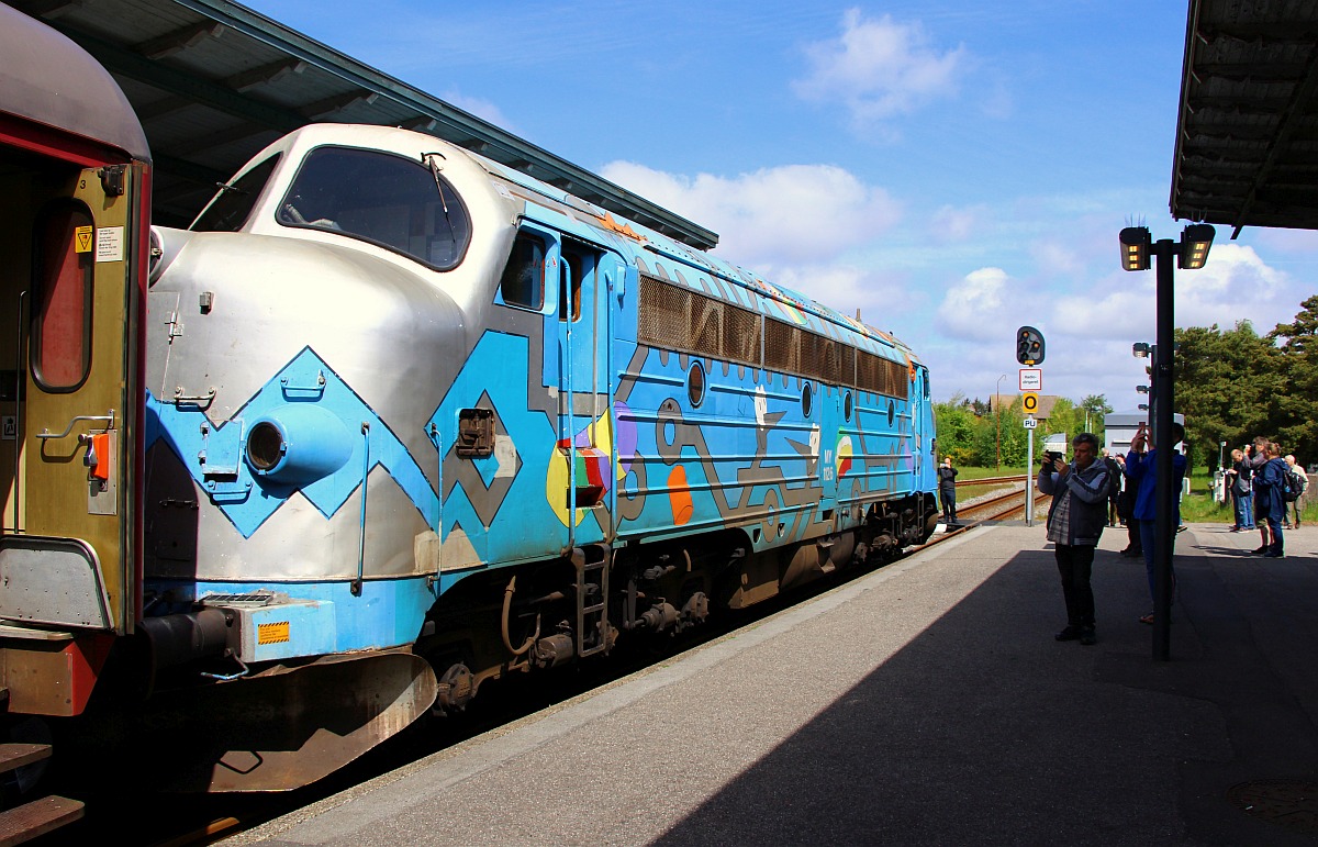 Dansk Veterantog Litra MY 1126 hat ihren Zug wieder am Haken und verlaesst wenig spaeter Tøndern als Leerfahrt gen Bredebro. Tøndern 14.05.2022