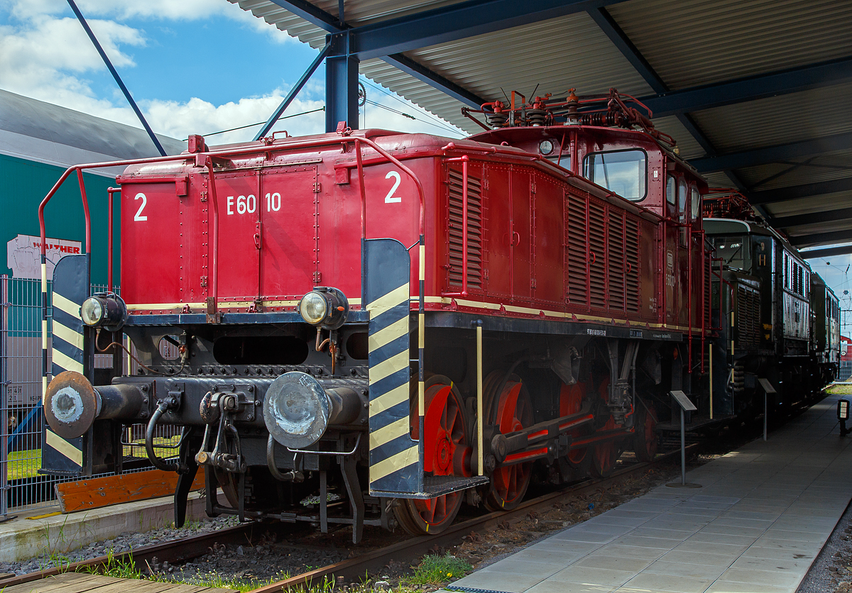 Das „Bügeleisen“ E 60 10 bzw. die DB 160 010-5 (97 80 8 160 010-5 D-DB) am 09.04.2016 im DB Museum Koblenz. 

Die E 60 wurde 1932 von AEG unter der Fabriknummer 4706 gebaut und als E 60 10 an die Deutschen Reichsbahn (erstes BW war Rosenheim) geliefert. Im Jahr 1968 wurde sie in 160 010-5 umgezeichnet, die Ausmusterung aus dem aktiven Dienst erfolgte 1977 in Garmisch-Partenkirchen.

Die Elektrolokomotiven der Baureihe E 60 der Deutschen Reichsbahn (seit 1968: DB-Baureihe 160) waren als elektrische Rangierlokomotiven konzipiert und standen von 1927 bis 1983 im Plandiensteinsatz.


Geschichte:
In den 1920er Jahren wurden die Strecken rund um München durch die Reichsbahn elektrifiziert. Da man auch den unwirtschaftlichen Rangierbetrieb mit Dampfloks durch Elloks ablösen wollte, entstand in den großen Bahnhöfen ein Bedarf an elektrischen Rangierlokomotiven. Aus diesem Grund bestellte die Reichsbahn im Jahr 1926 zwei elektrische Rangierloks. Die Bestellung war an die Bedingung geknüpft, dass beim Bau der Lokomotiven möglichst viele Bauteile der Baureihen E 91 und E 52 verwendet werden, um die Unterhaltung wirtschaftlicher gestalten zu können.

So entsprachen denn auch die drei stangengekuppelten Treibachsen mit Blindwelle und der Antrieb mit dem Doppelmotor und den Schrägstangen Bauart Winterthur einer halben E 91. Die Leistungsübertagung erfolgte von der Bildwelle mittels Schrägstangen auf die äußere Achse und von dieser über Kuppelstangen auf die beiden anderen angetriebene Achsen. Aus Gründen der Lastverteilung kam eine Bisselachse (Laufachse) hinzu. Der Aufbau bestand aus einem sehr kurzen, niedrigen Vorbau, dem Führerhaus, auf dessen Dach der Stromabnehmer angebracht war, und einem langen, niedrigen Vorbau hinten, der zum Ende hin abgeschrägt war. Diesem unsymmetrischen Gehäuse verdankten die Lokomotiven ihren Spitznamen Bügeleisen.

AEG lieferte E 60 01 und 02 im Jahr 1927, 1928 folgten weitere fünf Maschinen und 1934 eine dritte Serie von sieben Loks. Die Lokomotiven E 60 01 bis 12 wurden elektrisch und mechanisch von AEG gebaut, bei E 60 13 und 14 stammte der elektrische Teil von SSW. Die Lokomotiven wurden bei den Betriebswerken München Hbf, Rosenheim und Garmisch stationiert. Im Laufe der Zeit kamen die E 60 jedoch auf allen elektrifizierten großen Bahnhöfen Bayerns zum Einsatz, ab 1938 auch in Österreich. Bei Kriegsende befanden sich sieben Loks in Österreich, diese wurden jedoch 1945 und 1946 an die Deutsche Bundesbahn zurückgegeben.

Ende der 1950er Jahre wurden die Lokomotiven grundlegend von der Deutsche Bundesbahn modernisiert. Sie erhielten u. a. Rangierübergänge an beiden Lokenden, eine umfangreiche Modernisierung der elektrischen Ausrüstung sowie zusätzliche seitliche Führerstandsfenster. 1964 kamen E 60 05 und 06 nach Heidelberg. 

Im Jahr 1976 strich die Deutsche Bundesbahn die Baureihe 160 aus dem Unterhaltungsbestand, 1977 wurden die ersten zwei Maschinen ausgemustert, 1980 standen nur noch drei Lokomotiven im Dienst, diese waren die 160 003 in Freilassing sowie die 160 009 und 012 in Heidelberg. Am 31. August 1983 wurde mit 160 012 die letzte Lokomotive der Baureihe 160 mangels Ersatzteilen nach einem Stangenbruch ausgemustert.

TECHNISCHE DATEN der BR 150:
Gebaute Anzahl: 14
Spurweite: 1.435 mm (Normalspur)
Achsformel: 1’C
Länge über Puffer: 11.100 m
Drehzapfenabstand: 9.700 mm
Höhe: 3.850 mm
Achsabstände: 1.500 / 3.000 / 2.100 mm
Treibraddurchmesser: 1.250 mm (neu)
Laufraddurchmesser vorn: 850 mm (neu)
Dienstgewicht: 72,5 t
Radsatzfahrmasse: 19,3 t
Höchstgeschwindigkeit: 	55 km/h
Stundenleistung: 1.074 kW (1.460 PS)
Dauerleistung: 830 kW
Anfahrzugkraft: 150 kN
Stromsystem: 	15 kV 16⅔ Hz AC (Wechselstrom)
Anzahl der Fahrmotoren: 1 Doppelmotor
