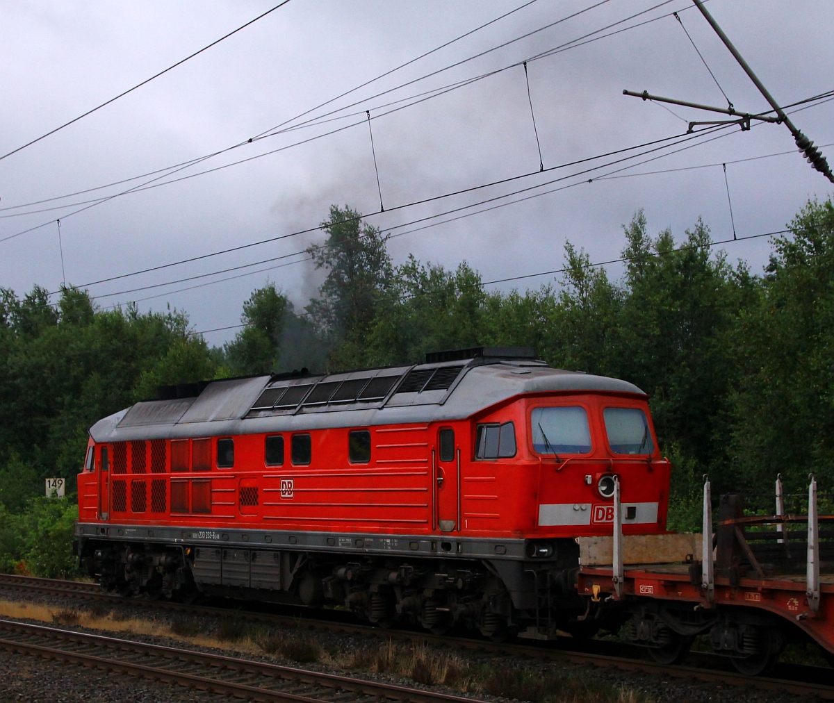 Das  abdieseln  beginnt...233 233-6 verlässt Jübek Richtung Neumünster. 15.07.2014