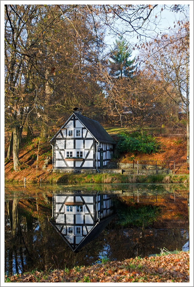 Das alte Backhaus (Backes) am Pfarrteich in Freudenberg-Oberholzklau, Kreis Siegen-Wittgenstein, am 16.11.2013.