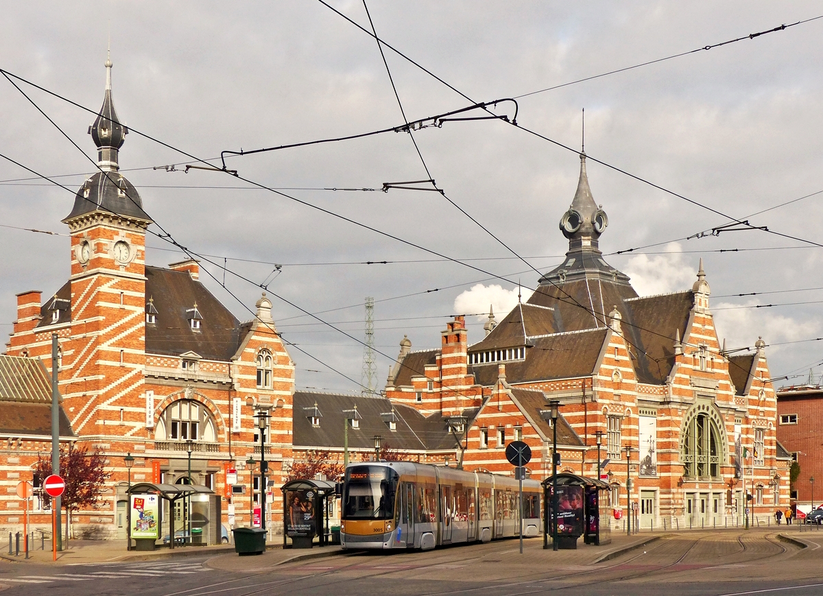 Das Bahnhofsgebude von Schaerbeek mit der Straenbahnhaltestelle von der Straenseite aus gesehen. Hier befindet sich das Eisenbahnmuseum Train World.  18.11.2017 (Jeanny)