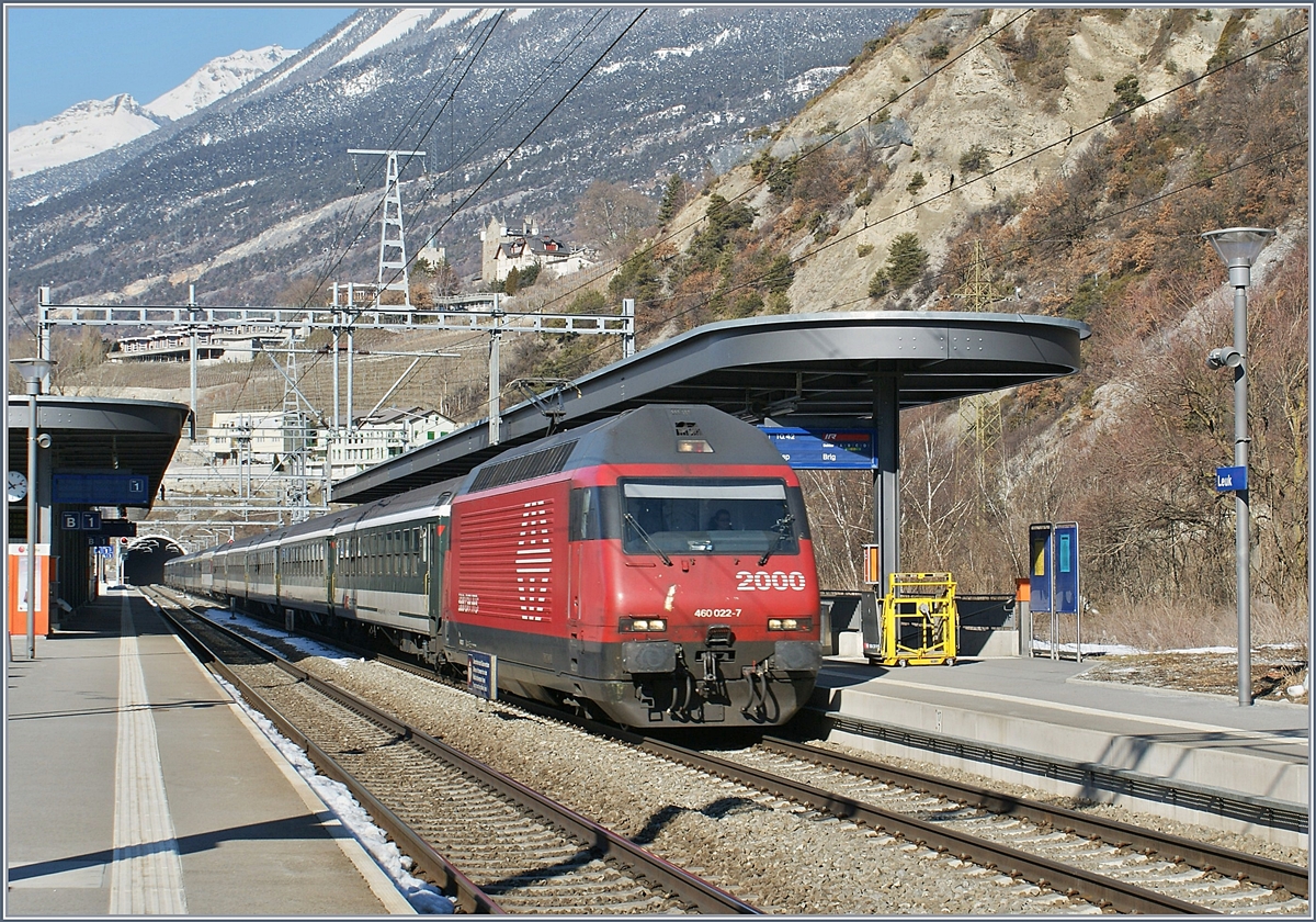 Das Bild zeigt nicht nur die Re 460 022-7 mit ihrem IR nach Brig in Leuk, sondern auch einen Blick auf die neue Linienführung Richtung Salgesch. 

25. Feb. 2009