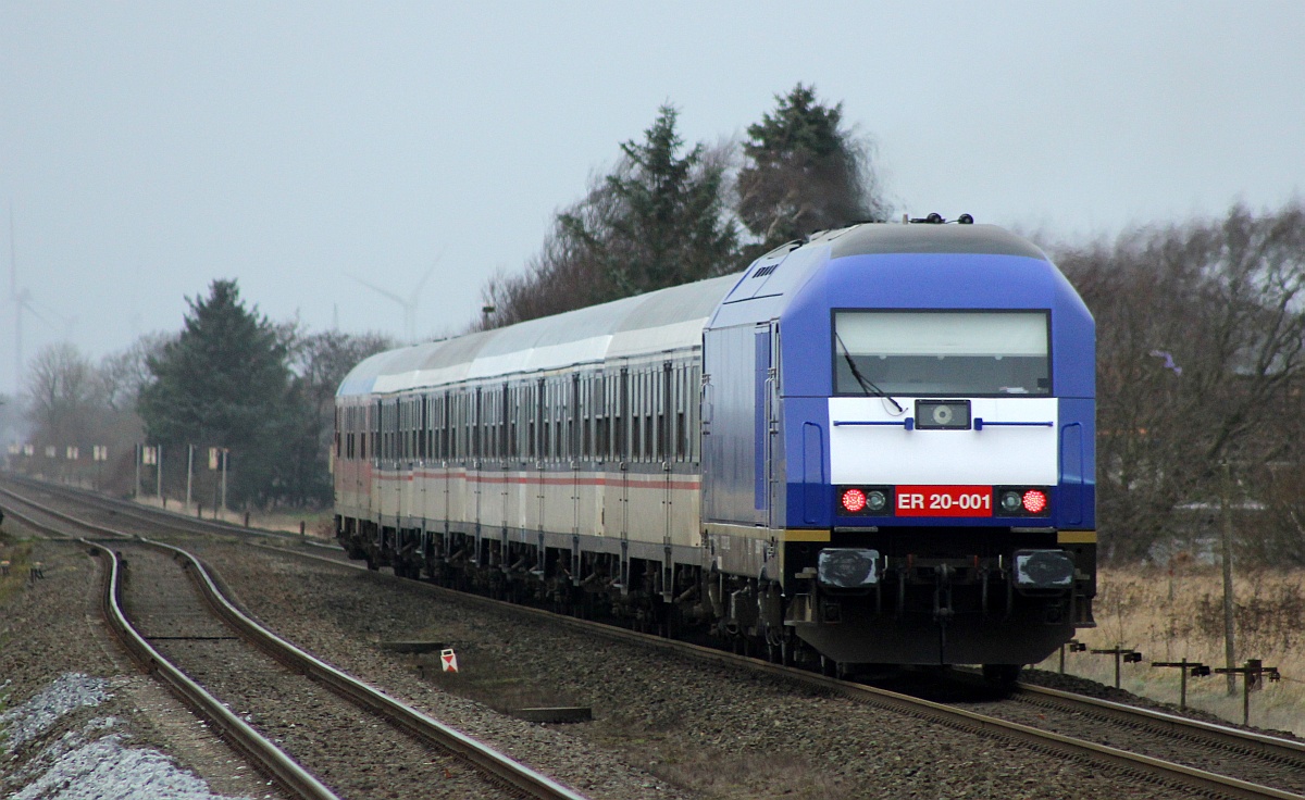 Das Ende der NOB...Nun hat die DB wieder die Macht auf der Marschbahn trotzdem aber fuhren auch heute noch die  bunten  Ersatzzge zw Hamburg und Westerland. Hier verlsst die inzwischen  erblaute  ER20-001 oder 1223 001-9 der BRLL mit einem SH-Express Steuerwagen(Bybdzf 482.4) sowie 5 NX Wagen(ABnrz 418.1,Bnrz 450.3, Bnrz 451.1, ABnrz 418.4 und Bnrd 451.9) als RE 11014 den Bahnhof Langenhorn Richtung Niebll. 11.12.2016