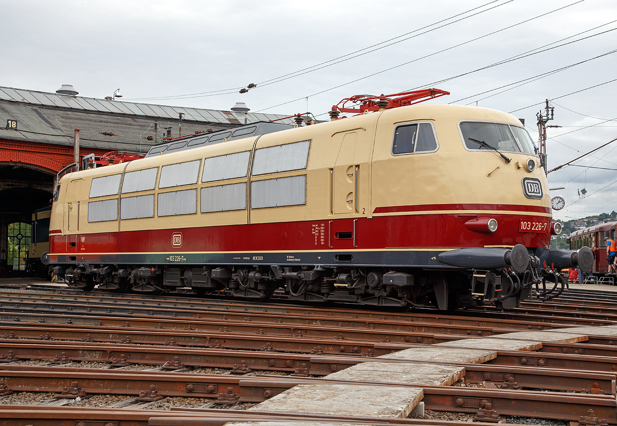 Das formschöne einstige Paradepferd der DB, die stärkste einteilige Drehgestell-Lokomotive der Welt und die stärkste deutsche Lok – Baureihe....

Die 103 226-7 (91 80 6103 226-7 D-DB) wird am 20.08.2016 beim Lokschuppenfest vom Südwestfälischen Eisenbahnmuseums in Siegen vor dem Ringlokschuppen präsentiert. Mit einer Kurzzeitleistung von 10.400 kW (14.140 PS) bzw. einer Dauerleistung von 7.440 kW (10.115 PS) sind sie immer noch die stärksten. 

Die 103.1 wurde 1973 von Krauss-Maffei unter der Fabriknummer 19639 gebaut, der elektrische Teil ist von Siemens. 2012 wurde die Lok ausgemustert und seit Anfang 2013 im Besitz des DB Museums sie ging als Dauerleihgabe an den Lokomotiv-Club 103. Die Lok ist betriebsfähig, darf aber gemäß Vertrag mit der DB keine Sonderzüge ziehen.

Technische Daten:
Achsfolge: Co´Co´
Spurweite: 1.435 mm
Drehgestellmittenabstand: 9.600 mm
Achsstand im Drehgestell: 2 x 2.250 mm
Gesamtachsstand: 14.100 mm
Länge über Puffer: 20.200 mm (ab 103 216)
größte Breite: 3.090 mm  
größte Höhe ü. SO.: 4.492 mm  
Dienstgewicht: 116 t
Achslast: 19,3 t
Gewicht Drehgestell:  31.000 kg 
Kleinster Befahrbarer Radius: 140 m
Antriebsart: Siemens-Gummiring-Kardan-Hohlwellenantrieb mit einseitigem Stirnradgetriebe
Bremse:   Druckluft-Klotzbremse KE - GPR - E mZ 
Elektrische Bremse:   2 x fahrleitungsunabhängige (eigenerregte) Gleichstrom-Widerstandsbremse
Stromsystem:  15 kV, 16 2/3 Hz
Stromabnehmer:  Anfangs 2 x Scherenstromabnehmer DBS 54 a, später Umbau mit 2 x Einholmstromabnehmer SBS 65

Fahrmotoren:  6 x zwölfpoliger Wechselstrom-Reihenschlußmotor, Typ:   WB 368/17f (SSW)
Höchstdrehzahl:  1 525 U/min.
Dauerleistung: 1.180 kW
Motorgewicht:   3.500 kg
Zahl der Fahrstufen:  39

Fahrleistungen:
Höchstgeschwindigkeit:  200 km/h
Kurzzeitleistung: 10.400 kW, auf 9.000 kW begrenzt
Stundenleistung: 7.780 kW
Dauerleistung:  7.440 kW
Anfahrzugkraft:  312 kN
