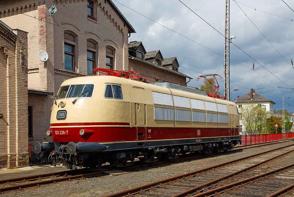 Das formschöne Paradepferd in den TEE-Farben purpurrot/elfenbein, die stärkste einteilige Drehgestell-Lokomotiv-Baureihe der Welt und die stärkste deutsche Lok – Baureihe....

Die 103 226-7 (91 80 6103 226-7 D-DB) wird am 23.04.2017 im Südwestfälischen Eisenbahnmuseums in Siegen präsentiert. Mit einer Kurzzeitleistung von 10.400 kW (14.140 PS) bzw. einer Dauerleistung von 7.440 kW (10.115 PS) sind sie immer noch die stärksten. Derzeit ist sie im Ringlokschuppen in Siegen abgestellt.

Die 103.1 wurde 1973 von Krauss-Maffei unter der Fabriknummer 19639 gebaut, der elektrische Teil ist von Siemens. 2012 wurde die Lok ausgemustert und seit Anfang 2013 im Besitz des DB Museums sie ging als Dauerleihgabe an den Lokomotiv-Club 103. Die Lok ist betriebsfähig, darf aber gemäß Vertrag mit der DB keine Sonderzüge ziehen.

Technische Daten:
Achsfolge: Co´Co´
Spurweite: 1.435 mm
Drehgestellmittenabstand: 9.600 mm
Achsstand im Drehgestell: 2 x 2.250 mm
Gesamtachsstand: 14.100 mm
Länge über Puffer: 20.200 mm (ab 103 216)
größte Breite: 3.090 mm
größte Höhe ü. SO.: 4.492 mm
Dienstgewicht: 116 t
Achslast: 19,3 t
Gewicht Drehgestell: 31.000 kg
Kleinster Befahrbarer Radius: 140 m
Antriebsart: Siemens-Gummiring-Kardan-Hohlwellenantrieb mit einseitigem Stirnradgetriebe
Bremse: Druckluft-Klotzbremse KE - GPR - E mZ
Elektrische Bremse: 2 x fahrleitungsunabhängige (eigenerregte) Gleichstrom-Widerstandsbremse
Stromsystem: 15 kV, 16 2/3 Hz
Stromabnehmer: Anfangs 2 x Scherenstromabnehmer DBS 54 a, später Umbau mit 2 x Einholmstromabnehmer SBS 65

Fahrmotoren: 6 x zwölfpoliger Wechselstrom-Reihenschlußmotor, Typ: WB 368/17f (SSW)
Höchstdrehzahl: 1 525 U/min.
Dauerleistung: 1.180 kW
Motorgewicht: 3.500 kg
Zahl der Fahrstufen: 39

Fahrleistungen:
Höchstgeschwindigkeit: 200 km/h
Kurzzeitleistung: 10.400 kW, auf 9.000 kW begrenzt
Stundenleistung: 7.780 kW
Dauerleistung: 7.440 kW
Anfahrzugkraft: 312 kN