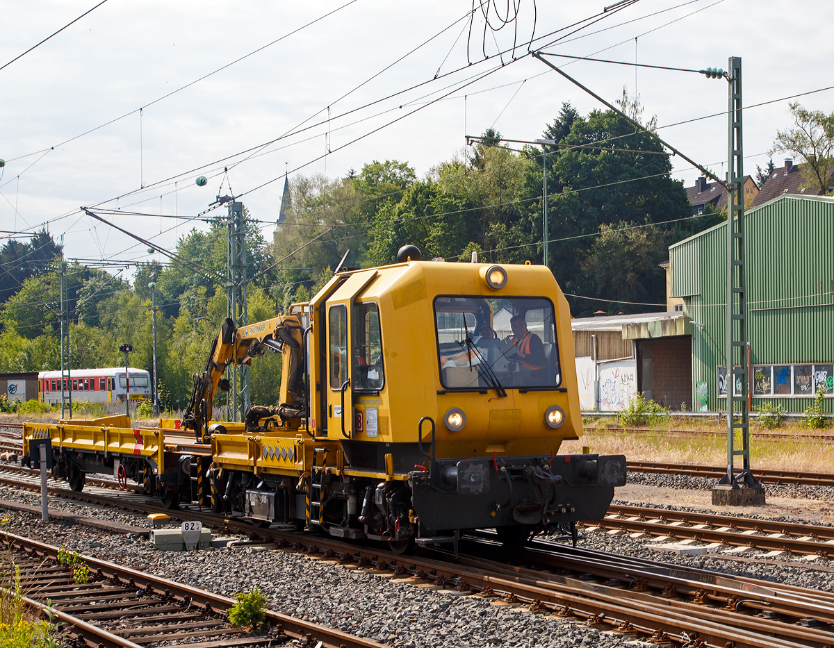 
Das Gleisarbeitsfahrzeug GAF 100 R/A (Schweres Nebenfahrzeug Nr. 97 17 52 005 18-3) der DB Netz AG mit einem Gleiskraftwagenanhänger H27 fährt am 26.06.2015 durch Betzdorf in Richtung Wissen. 

Nochmals meine Grüße an die freundliche Mannschaft zurück.

Das GAF 100 R wurde 1997 von GBM (Gleisbaumechanik Brandenburg/H. GmbH) unter der Fabriknummer 62.1.156 gebaut, es hat die EBA Nummer EBA 97 N07 N005

Technische Daten GAF:
Achsfolge: B
Länge über Puffer: 9.100 mm
Achsabstand: 4.800 mm
Höchstgeschwindigkeit (Hg): 100 km/h
Eigengewicht: 17 t
Zul. Anhängelast: 40 t, bzw. 80 t mit Regelzugeinrichtung dann Hg max. 60 km/h
Nutzlast : 5,0 t
Zur Mitfahrt zugel. Personen: 6
Der Antrieb des zweiachsigen Fahrzeuges erfolgt von einem 6 Zylinder, wassergekühlten MAN D 0826 LOH 07 Dieselmotor mit 169 kW (230 PS) Leistung über Lastschaltwendegetriebe auf die Radsatzgetriebe. 