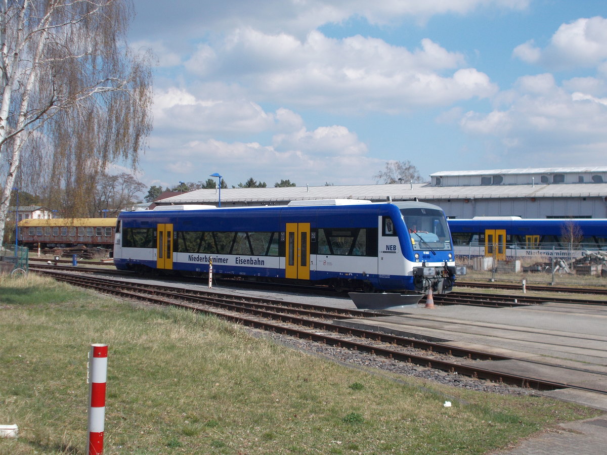 Das Heimatbw von der NEB in Basdorf,lt sich auch ohne das Gelnde zubetreten,gut fotografieren.So erwischte ich,am 08.April 2016,den ins Bw einfahrenden VT001.